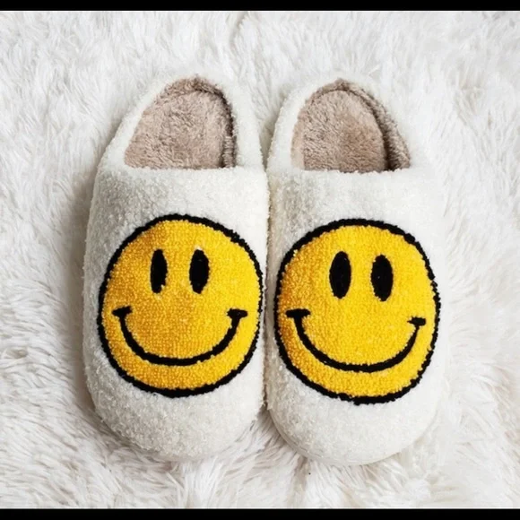 NEW SOFT SMILEY FACE SLIPPERS WOMEN COMFORTABLE PREPPY GIFT WOMEN - Picture 11 of 12